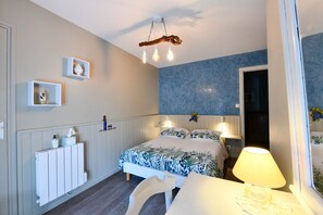 Double Room | Individually decorated, individually furnished, free WiFi, bed sheets - La Grange de Georges (Lay-Lamidou)