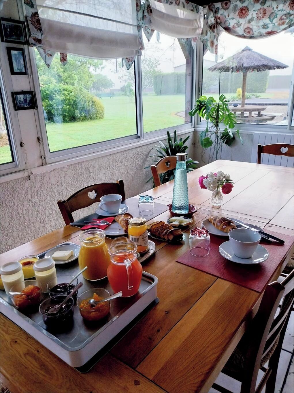Daily continental breakfast (EUR 7 per person)