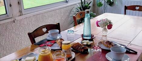 Daily continental breakfast (EUR 7 per person)