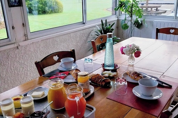 Daily continental breakfast (EUR 7 per person)
