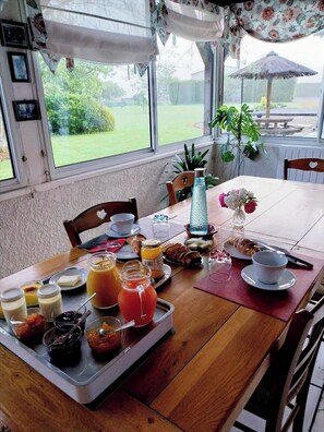 Daily continental breakfast for a fee - La Grange de Georges (Lay-Lamidou)