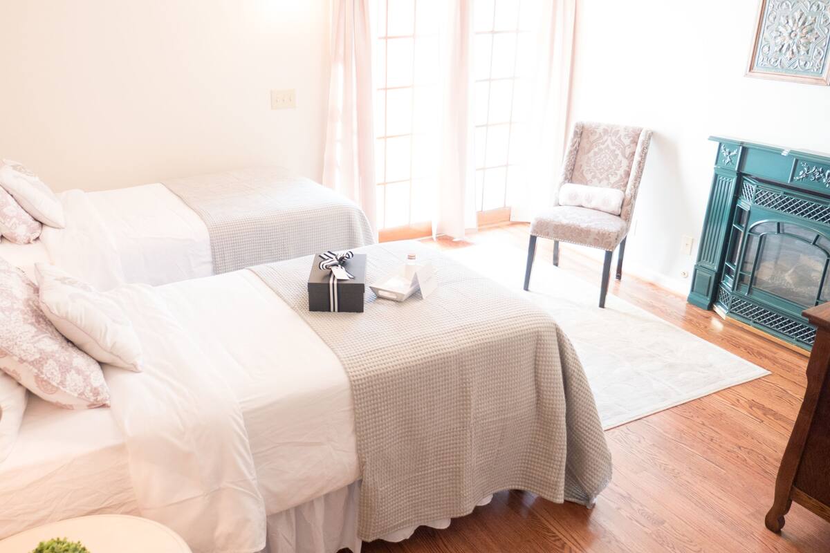 Deluxe Double or Twin Room, 1 Katil Raja (King), Non Smoking | Dilengkapkan perabot secara berasingan, seterika/papan seterika