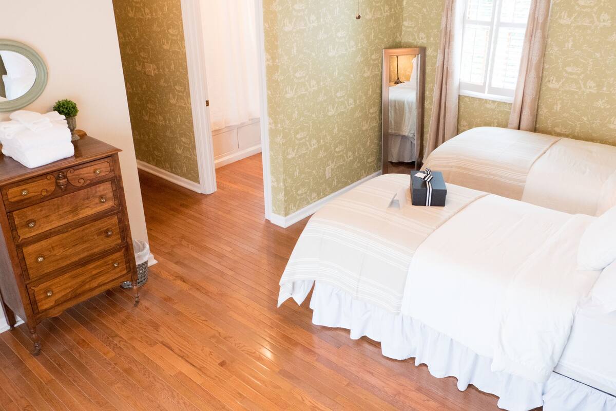 Quarto casal luxo, 1 cama Queen, para não fumantes | Individualmente mobiliados, ferros/tábuas de passar roupa