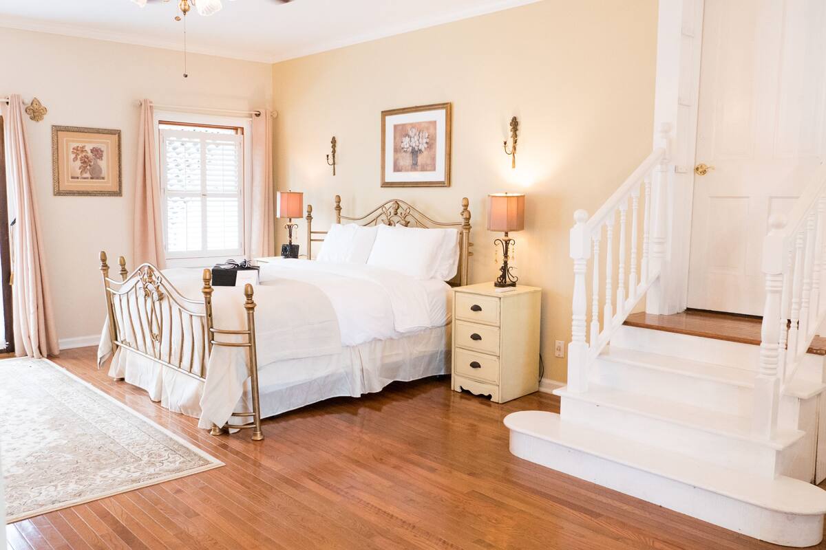 Quarto triplo com design assinado, 1 cama Queen, para não fumantes | Individualmente mobiliados, ferros/tábuas de passar roupa