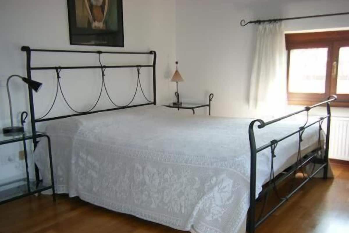 Habitación familiar, varias camas, baño compartido | Cortinas blackout, wifi gratis y ropa de cama