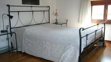 Familienzimmer, Mehrere Betten, Gemeinschaftsbad | Verdunkelungsvorhänge, kostenloses WLAN, Bettwäsche