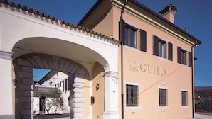 Un bâtiment sur lequel on peut lire l’inscription « GRILLO ».