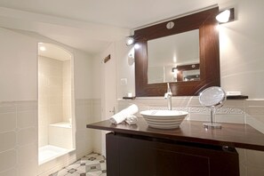 Superior tweepersoonskamer (L'Olivier) | Badkamer met wastafel