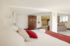 Superior Double Room (L'Olivier) | Premium bedding, individually decorated, individually furnished, desk - La Source Gilhodes - Chambre d'hôtes (Castelnau-de-Mandailles)