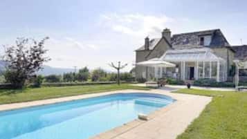 Piscine extérieure (ouverte en saison)