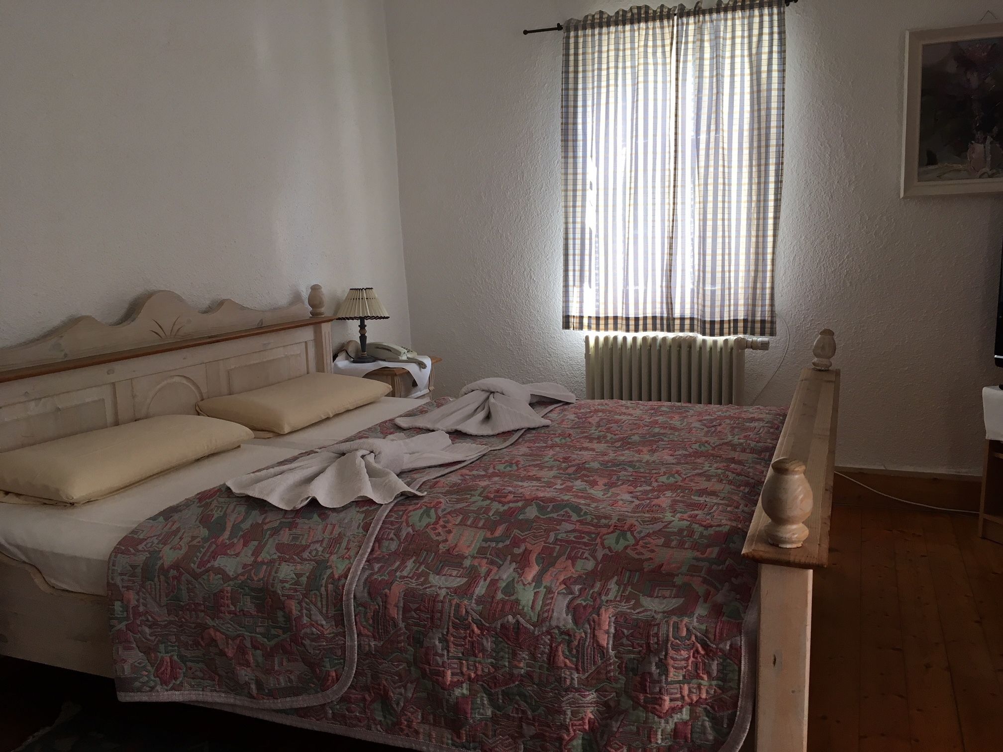 Bàn, nôi/giường cho trẻ sơ sinh (phụ phí) 