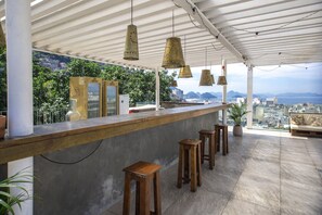 Bar à beira da piscina