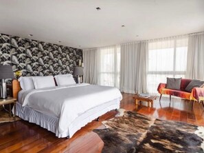 Hönnunarsvíta - 1 meðalstórt tvíbreitt rúm - svalir - útsýni yfir hafið | Míníbar, öryggishólf í herbergi, sérhannaðar innréttingar