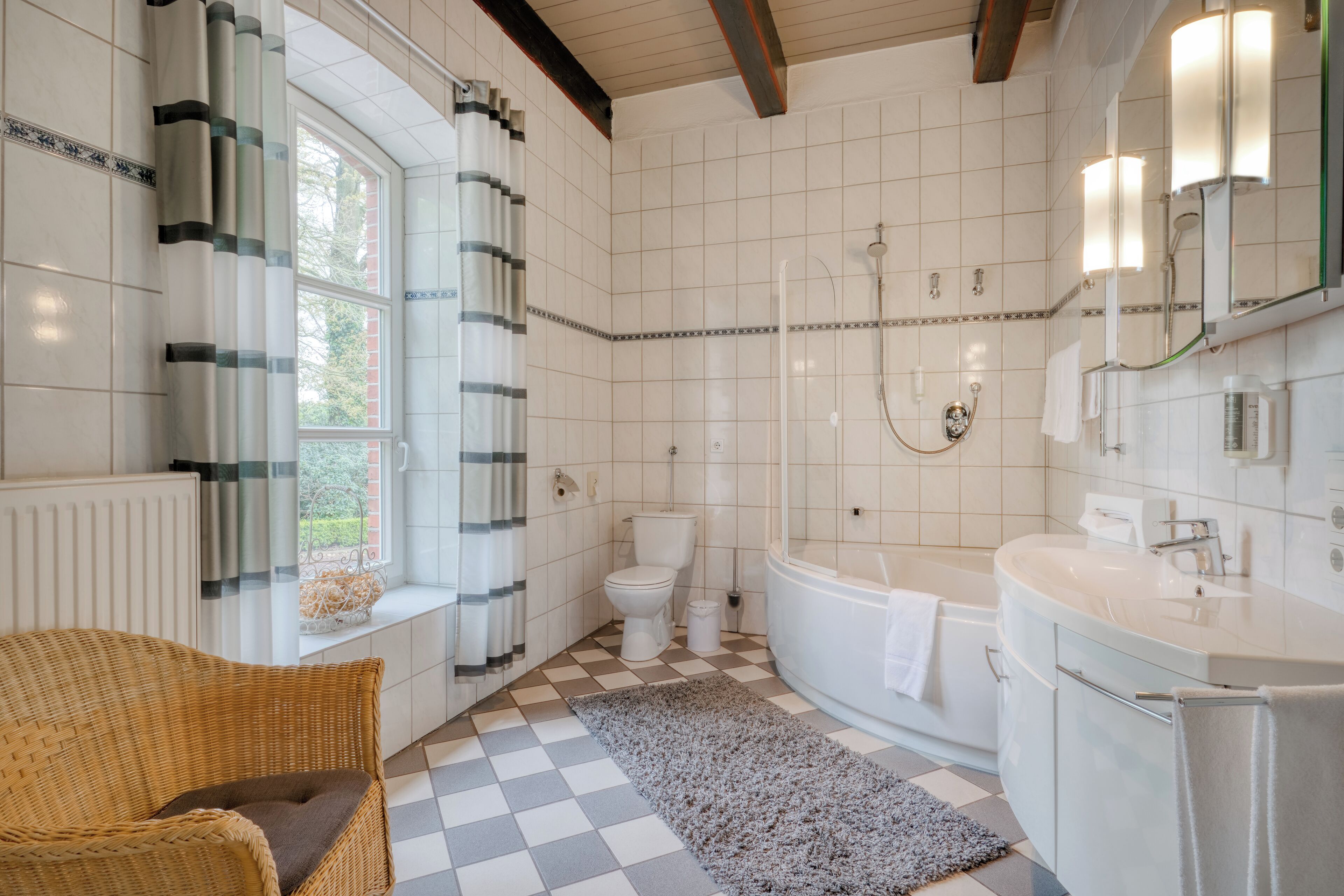 Suite, 1 camera da letto | Bagno | Set di cortesia gratuito, asciugacapelli, asciugamani