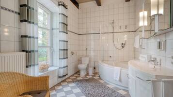 Suite, 1 habitación | Baño | Amenidades de baño gratuitas, secadora de cabello, toallas