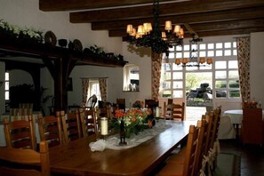 Se sirven cenas y cocina regional