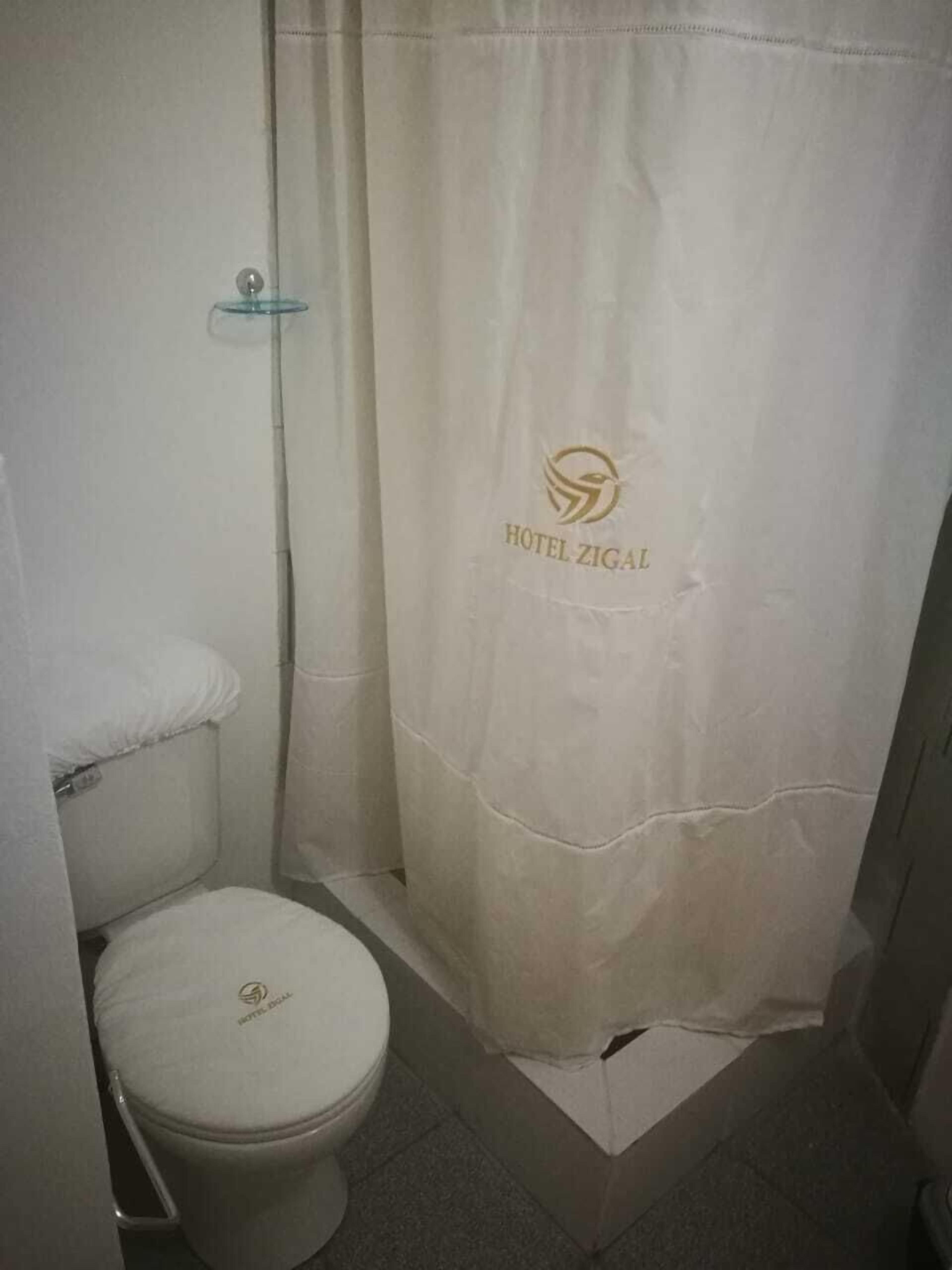 Double Room, 2 Single Beds, Non Smoking | Bathroom | Shower, rainfall showerhead, towels