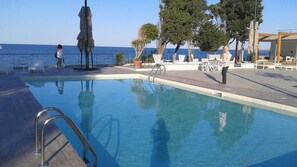Outdoor pool, pool umbrellas, pool loungers - B&B Do'mmilio (Crotone)