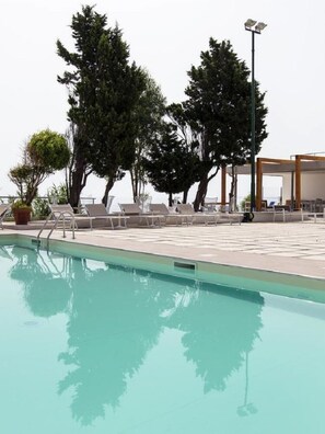 Outdoor pool, pool umbrellas, pool loungers - B&B Do'mmilio (Crotone)