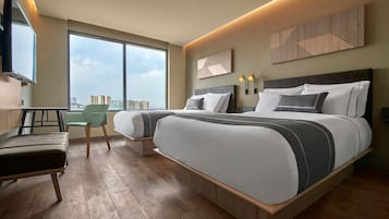 Habitación, 2 camas matrimoniales, para no fumadores | Caja de seguridad en la habitación y escritorio