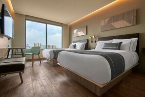 Habitación, 2 camas matrimoniales, para no fumadores | Caja de seguridad en la habitación y escritorio 