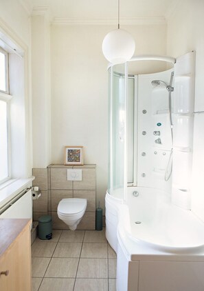 Leilighet, 2 soverom, balkong (201) | Bad | Toalettartikler (inkludert), hårføner og håndklær