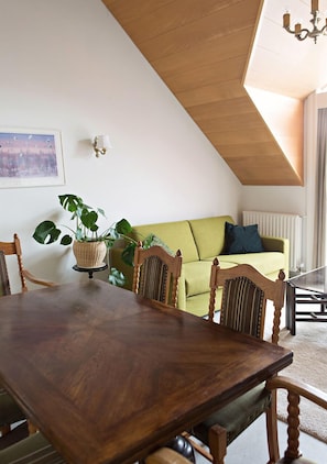 Appartement, 2 chambres, balcon (302) | Salle de séjour | Télévision à écran plat