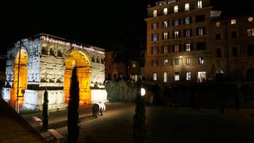 Bagian depan properti - sore/malam