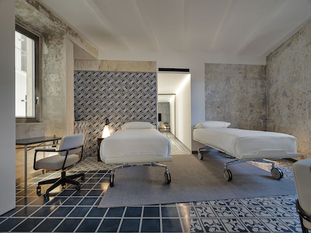 Studio | 1 bedroom, minibar, in-room safe, desk