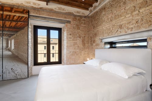 Suite, 1 Bedroom | Minibar, in-room safe, desk, blackout drapes