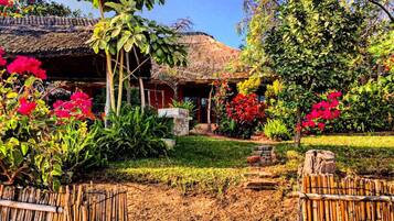 Comfort Cottage, 2 Bedrooms, Kitchen, Lake View | Garden view