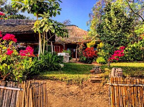 Casa rural Comfort, 2 dormitoris, cuina, vistes al llac | Vista del jardí