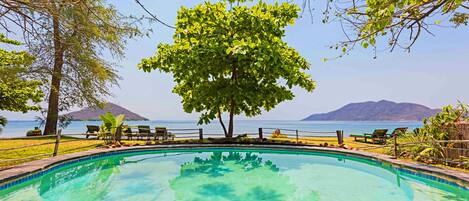 Piscina externa, espreguiçadeiras