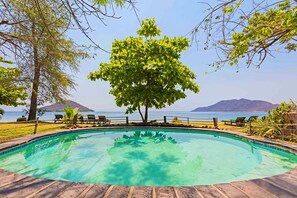 Piscina a l'aire lliure i gandules 
