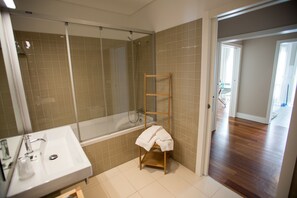 Apartment, 1 Bedroom, Balcony | Bathroom | Shower, free toiletries, hair dryer, bidet - Cardosas Story Apart byPortoCityHosts (Porto)