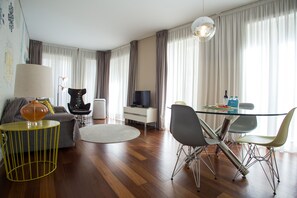 Bureau, fer et planche à repasser, lits bébé (en supplément)