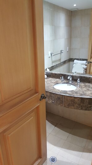 Rainfall showerhead, free toiletries, towels