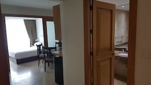 Suite Confort, 1 habitación, para no fumadores, vista al patio | Minibar, caja de seguridad en la habitación y cortinas blackout