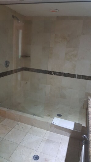 Suíte estúdio executiva, 1 quarto, para não fumantes (Living Room) | Banheiro | Chuveiro com efeito de chuva, produtos de toalete grátis