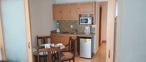 Suite Junior, 1 letto king, non fumatori, vista città | Angolo cottura privato | Microonde, piano cottura, pentole/stoviglie/utensili