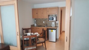 普通套房, 1 張特大雙人床, 非吸煙房, 城市景觀 | 私人小型廚房 | 微波爐、爐台 、鍋具/餐盤/廚房用品