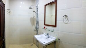 Superior Triple Room, Multiple Beds, Non Smoking | Bathroom