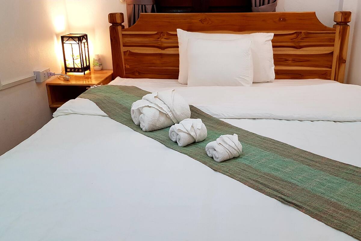 Quarto solteiro standard, 1 cama de casal, para não fumantes | Cofres nos quartos, Wi-Fi de cortesia