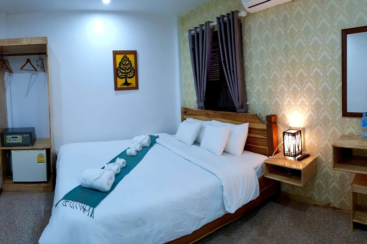 Quarto casal standard, 1 cama de casal, para não fumantes | Cofres nos quartos, Wi-Fi de cortesia