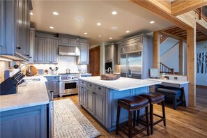 Oven, dishwasher - Chadwick Chalet (Steamboat Springs)