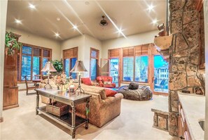 平面電視、壁爐