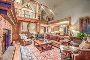 Flat-screen TV, fireplace - Owl Lodge (Steamboat Springs)