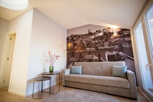 复式房, 2 间卧室, 阳台, 河景 | 客厅 | 电视