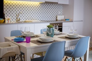 Appartement, 3 chambres, balcon | Restauration dans la chambre