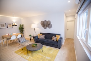 Apartamento, 3 habitaciones | Zona de estar | Una televisión